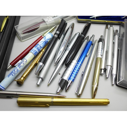 642 - A collection of ballpoint pens, pencils, including one Concorde branded, Parker, etc., approximately... 