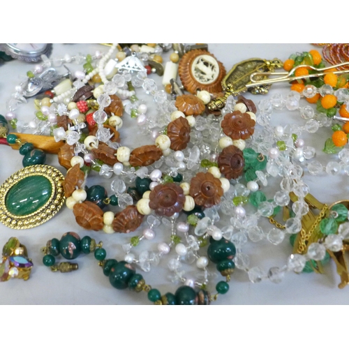 643 - A collection of costume jewellery, including brooches and necklaces