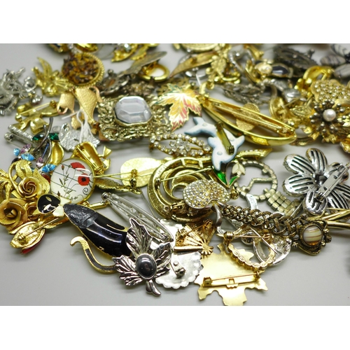645 - One hundred costume brooches