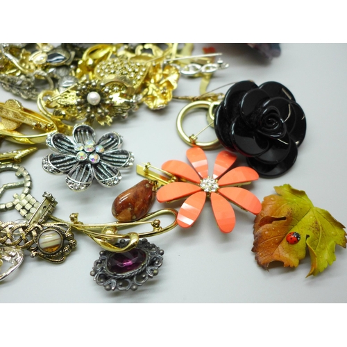 645 - One hundred costume brooches