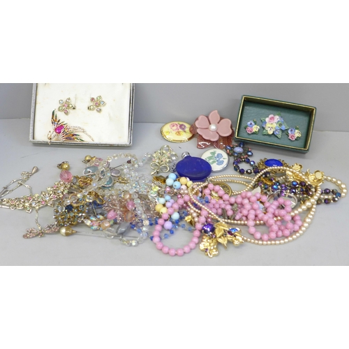 661 - A collection of vintage costume jewellery