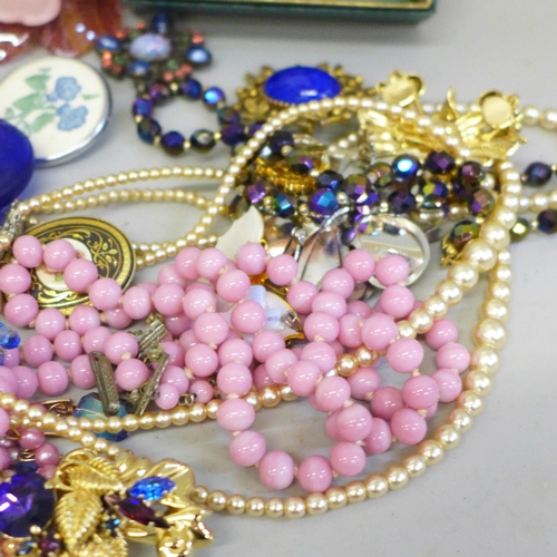 661 - A collection of vintage costume jewellery