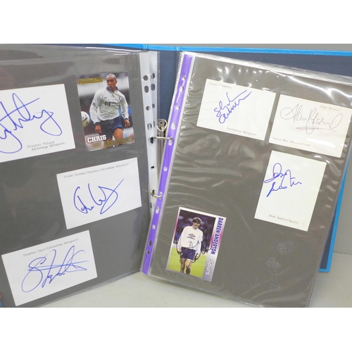 672 - Sporting memorabilia; Tottenham Hotspur autographs and programmes (20), autographs include Jurgen Kl... 