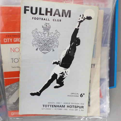 672 - Sporting memorabilia; Tottenham Hotspur autographs and programmes (20), autographs include Jurgen Kl... 