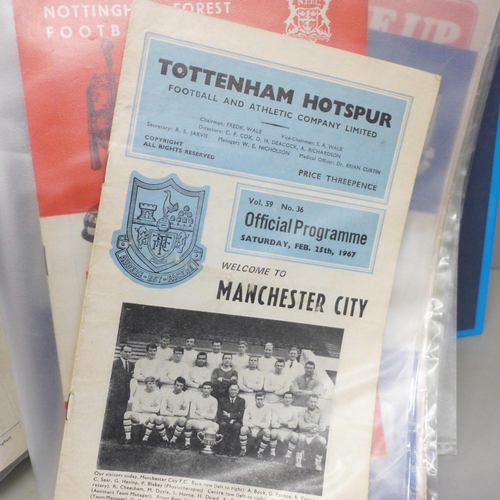 672 - Sporting memorabilia; Tottenham Hotspur autographs and programmes (20), autographs include Jurgen Kl... 