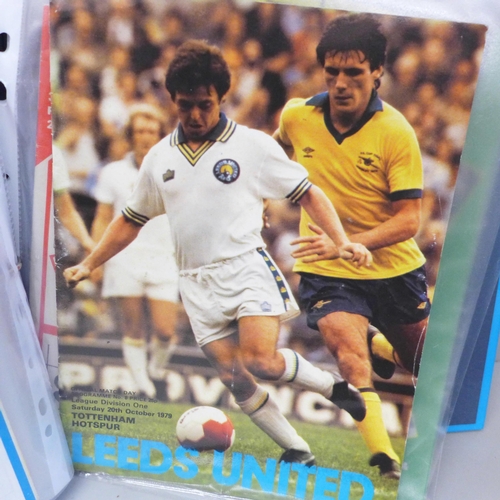 672 - Sporting memorabilia; Tottenham Hotspur autographs and programmes (20), autographs include Jurgen Kl... 