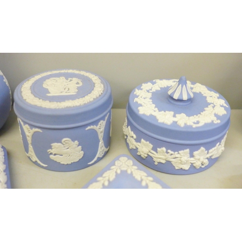 677 - Eight items of Wedgwood Jasperware