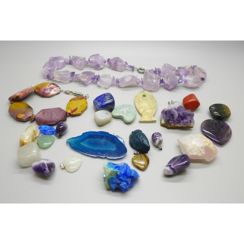 685 - Assorted gemstones and mineral samples, rose quartz, lapis lazuli, etc.