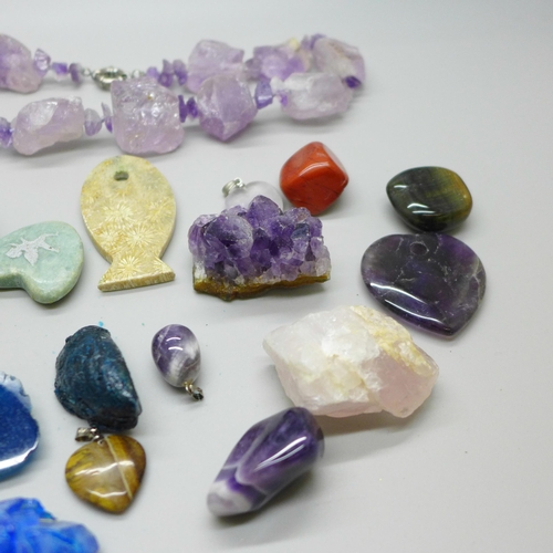 685 - Assorted gemstones and mineral samples, rose quartz, lapis lazuli, etc.