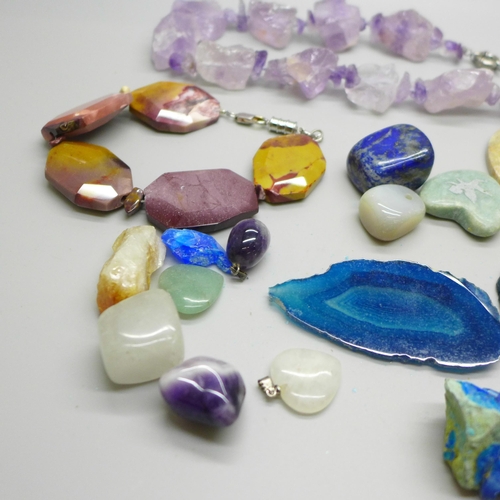 685 - Assorted gemstones and mineral samples, rose quartz, lapis lazuli, etc.