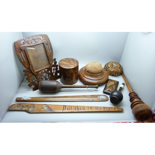 696 - Assorted 19th and 20th Century treen including photograph frame, pin cushion, circular box, etc.