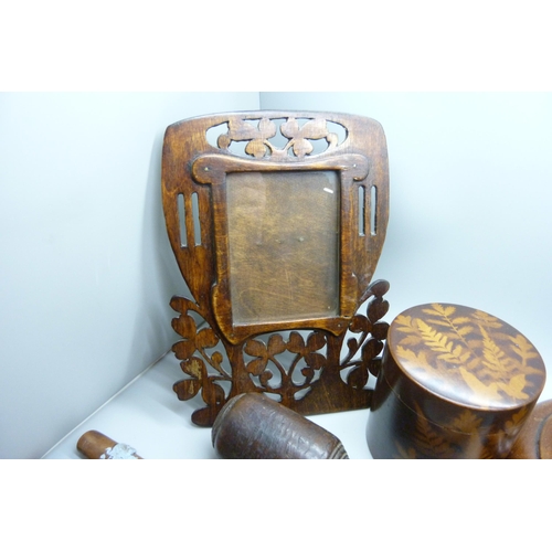 696 - Assorted 19th and 20th Century treen including photograph frame, pin cushion, circular box, etc.