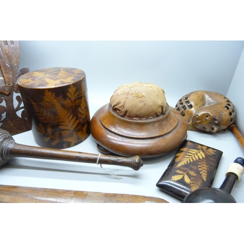 696 - Assorted 19th and 20th Century treen including photograph frame, pin cushion, circular box, etc.