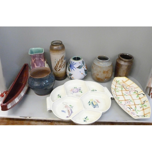 702 - A box of studio pottery and retro pottery including Poole, some a/f **PLEASE NOTE THIS LOT IS NOT EL... 