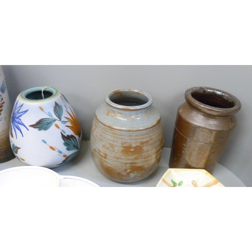 702 - A box of studio pottery and retro pottery including Poole, some a/f **PLEASE NOTE THIS LOT IS NOT EL... 