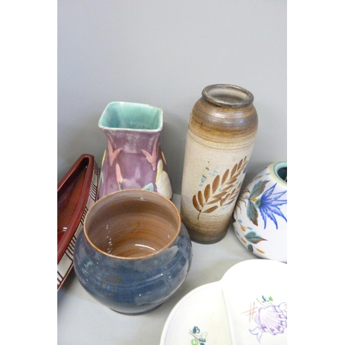 702 - A box of studio pottery and retro pottery including Poole, some a/f **PLEASE NOTE THIS LOT IS NOT EL... 