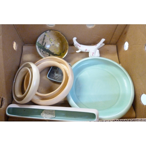 702 - A box of studio pottery and retro pottery including Poole, some a/f **PLEASE NOTE THIS LOT IS NOT EL... 