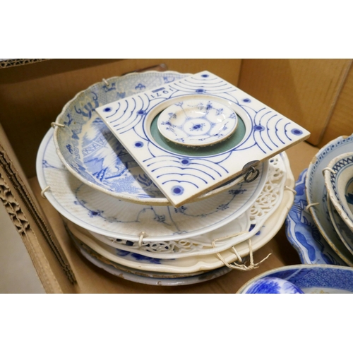 734 - A box of Chinese blue and white and Delft porcelain, some a/f **PLEASE NOTE THIS LOT IS NOT ELIGIBLE... 