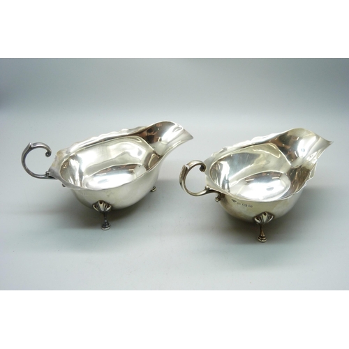 765 - A pair of silver sauce boats, Birmingham 1938, 187g