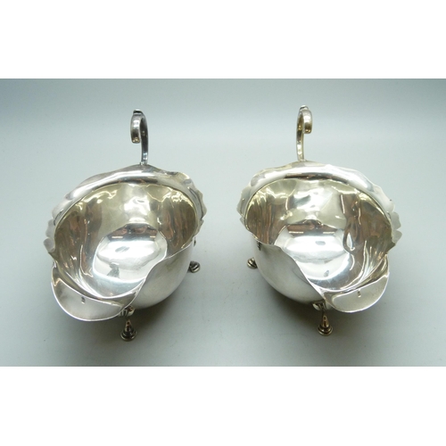 765 - A pair of silver sauce boats, Birmingham 1938, 187g