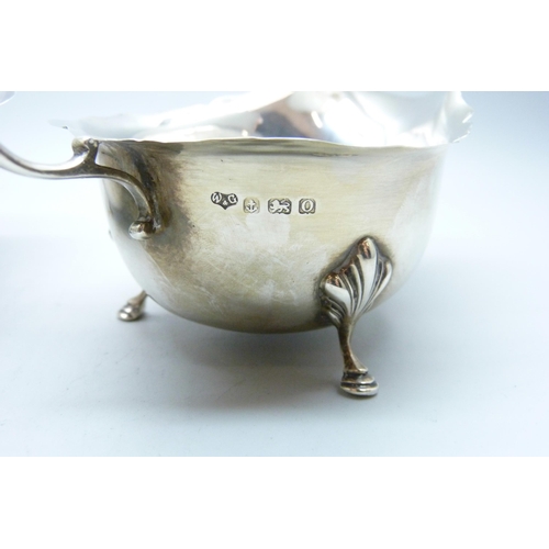 765 - A pair of silver sauce boats, Birmingham 1938, 187g