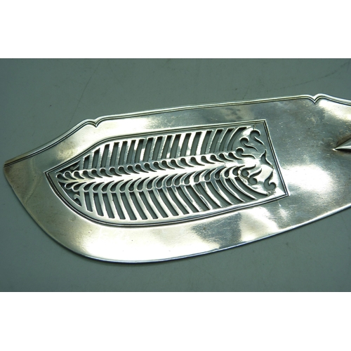 798 - A George IV silver fish slice, London 1821, William Knight II, 101g