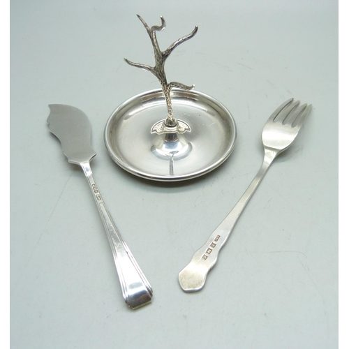 803 - A silver ring tree, a silver fork and a silver spreader, 71g