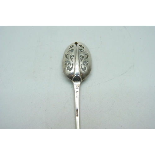 806 - A c.1770 silver mote spoon