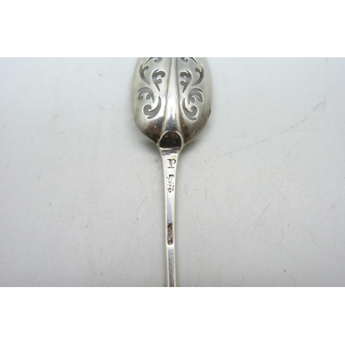 806 - A c.1770 silver mote spoon