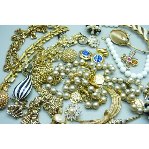 829 - Vintage costume jewellery