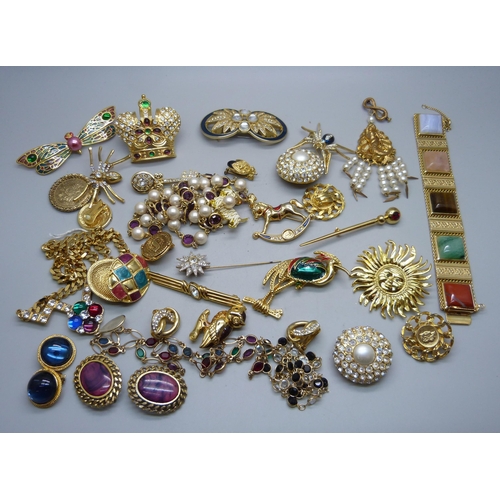 831 - Vintage costume jewellery