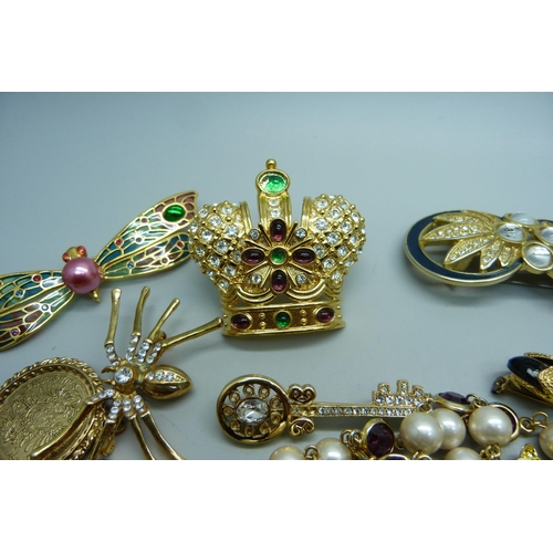 831 - Vintage costume jewellery