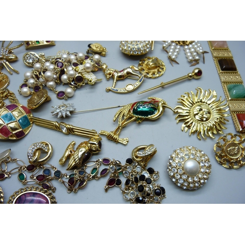 831 - Vintage costume jewellery