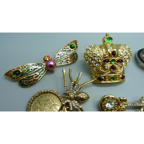 831 - Vintage costume jewellery