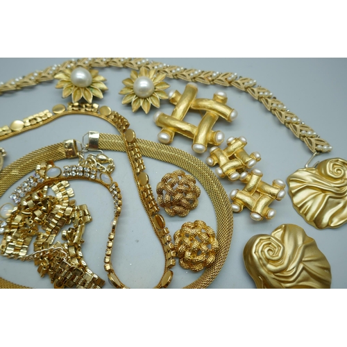 842 - Vintage costume jewellery