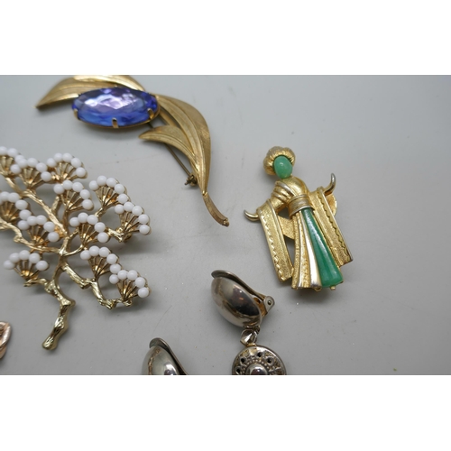 843 - Vintage costume jewellery