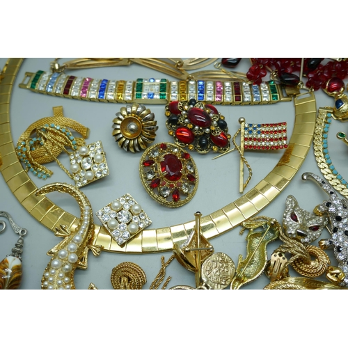 846 - Vintage costume jewellery