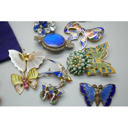 850 - Vintage costume jewellery including Pierre Balmain earrings and perfume key chains (lacking contents... 