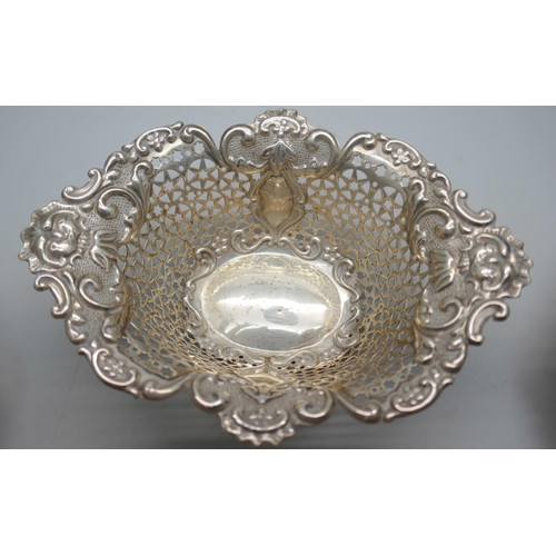 878 - A pair of pierced silver dishes, Birmingham 1900, and one other pierced silver dish, Birmingham 1904... 