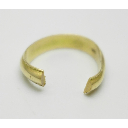 989 - A 14ct gold ring, a/f broken, 3.6g