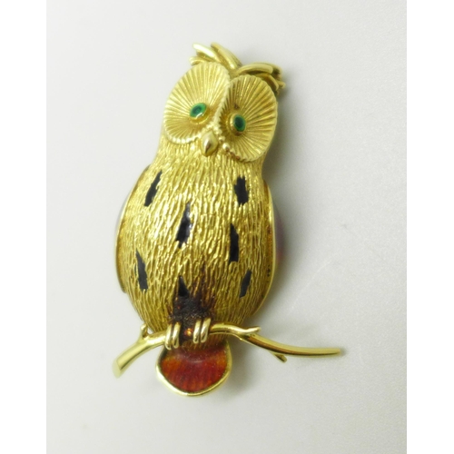 990 - A yellow metal brooch in the form of an owl, with enamelled detail, 8.6g