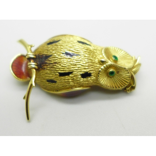 990 - A yellow metal brooch in the form of an owl, with enamelled detail, 8.6g