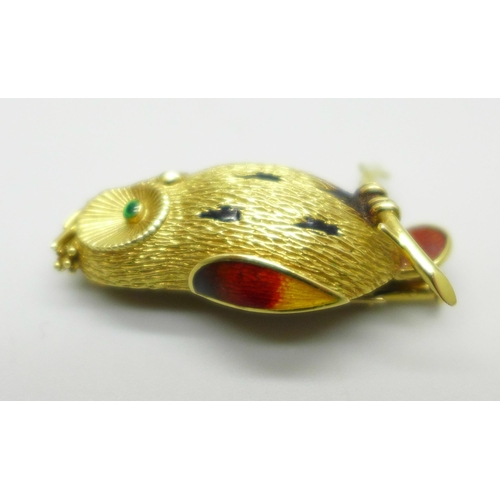 990 - A yellow metal brooch in the form of an owl, with enamelled detail, 8.6g