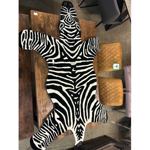 1466 - A 6ft x 4ft rug in the form of a zebra