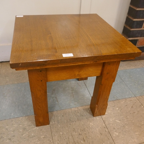 1541 - An oak lamp table