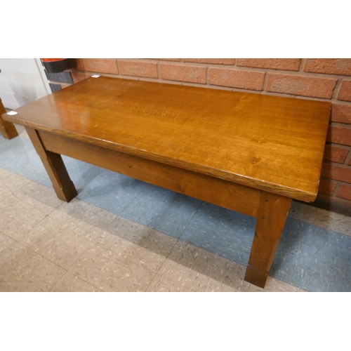 1542 - An oak coffee table