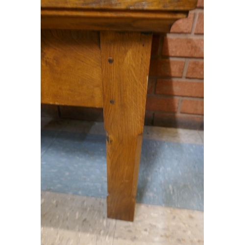 1542 - An oak coffee table