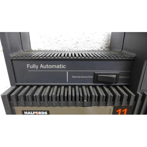 2013 - A Halfords 11 amp fully automatic battery charger and tester