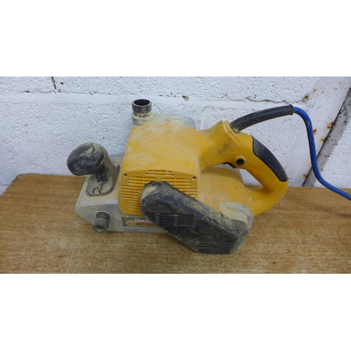 2017 - A Clarke Contractor CBS2 240v belt sander, in case