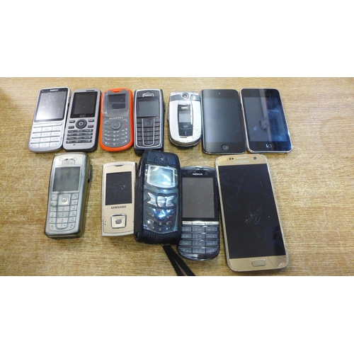 2088 - A box of 12 retro mobile phones including Nokia, Samsung, iPhone, etc.